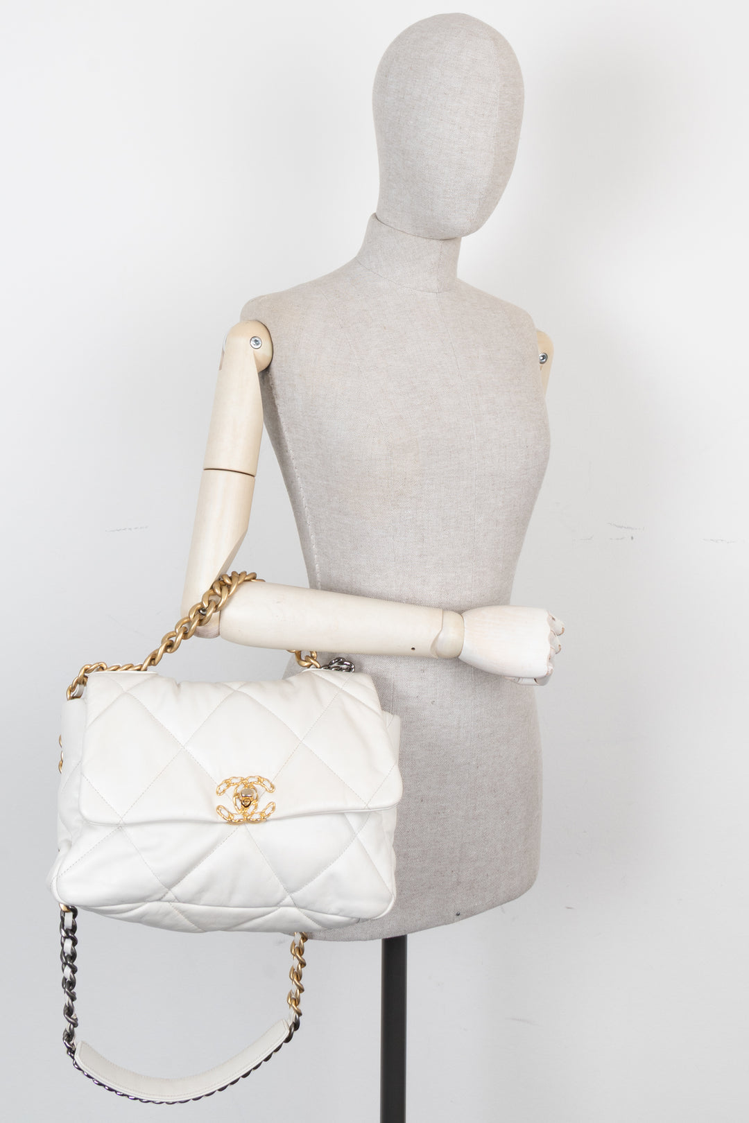 CHANEL 19 Large White
