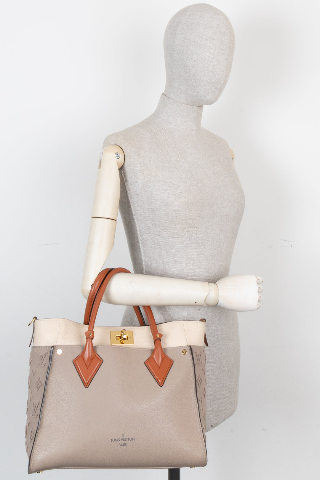 LOUIS VUITTON On My Side Cabas MM Galet