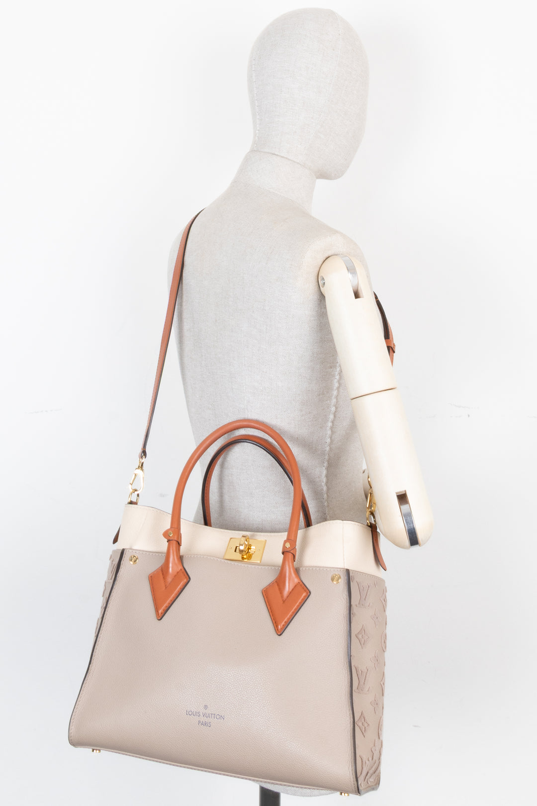 LOUIS VUITTON On My Side Cabas MM Galet