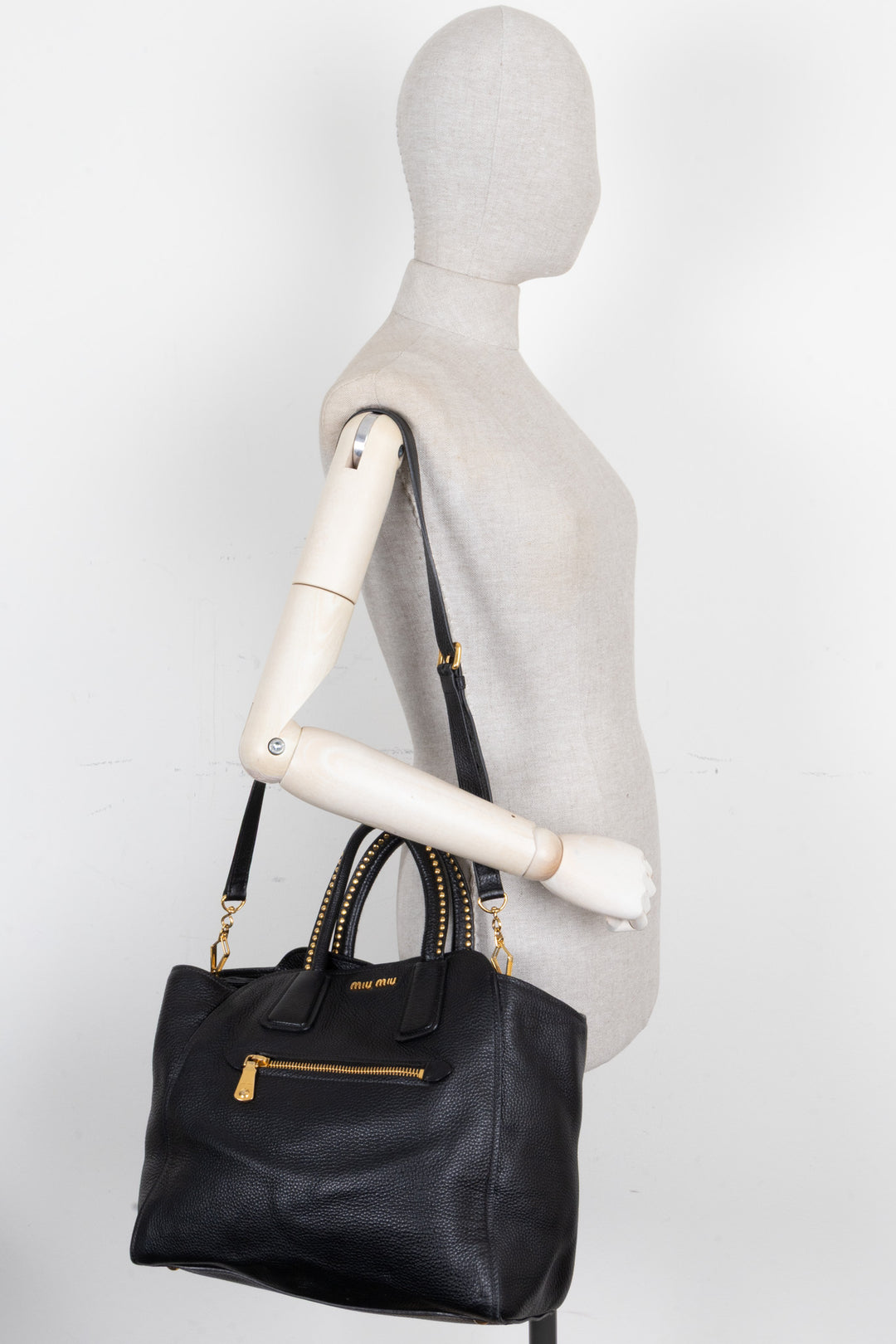 Sac cabas à clous MIU MIU en cuir noir