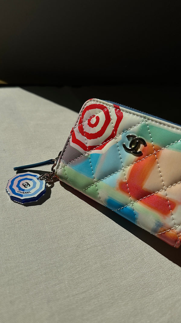 Portefeuille zippé classique CHANEL en cuir verni multicolore
