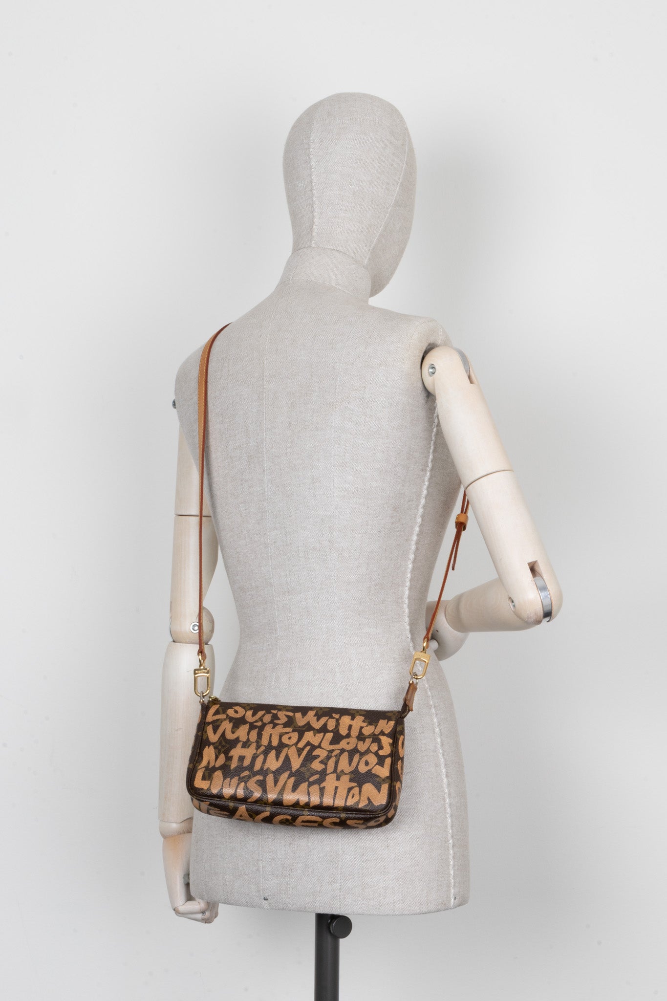 LOUIS VUITTON X Stephen Sprouse Pochette Accessories – REAWAKE