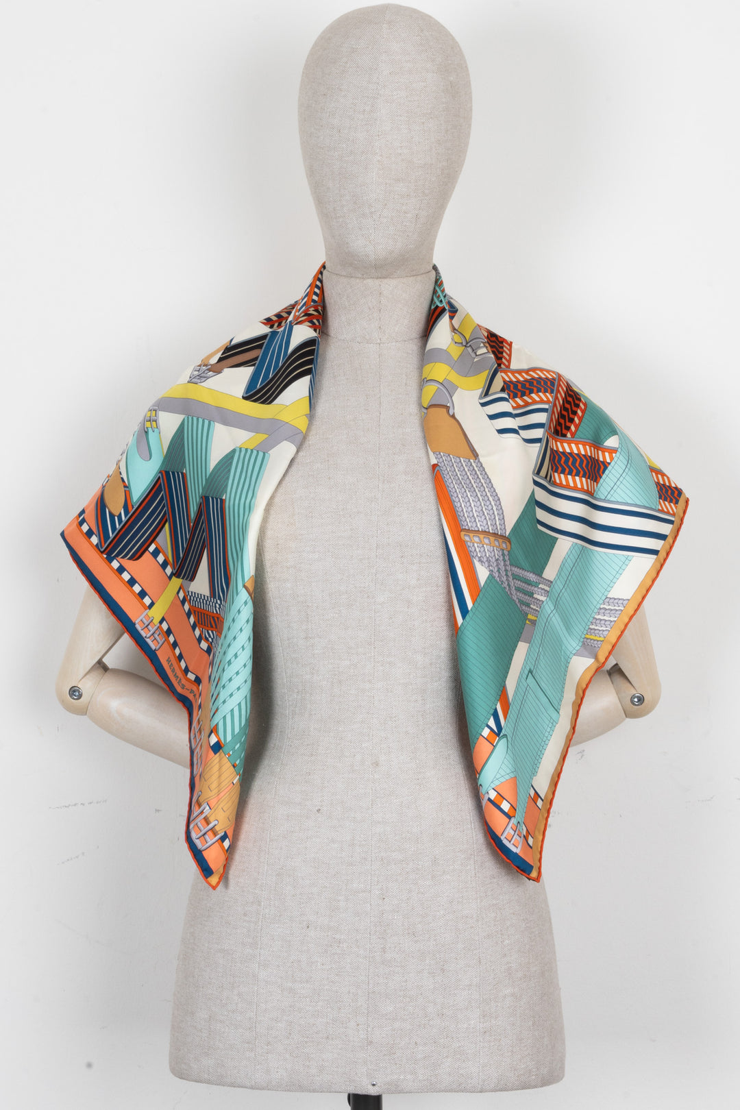 HERMÈS Carré 90 Sangles en zigzag en soie multicolore