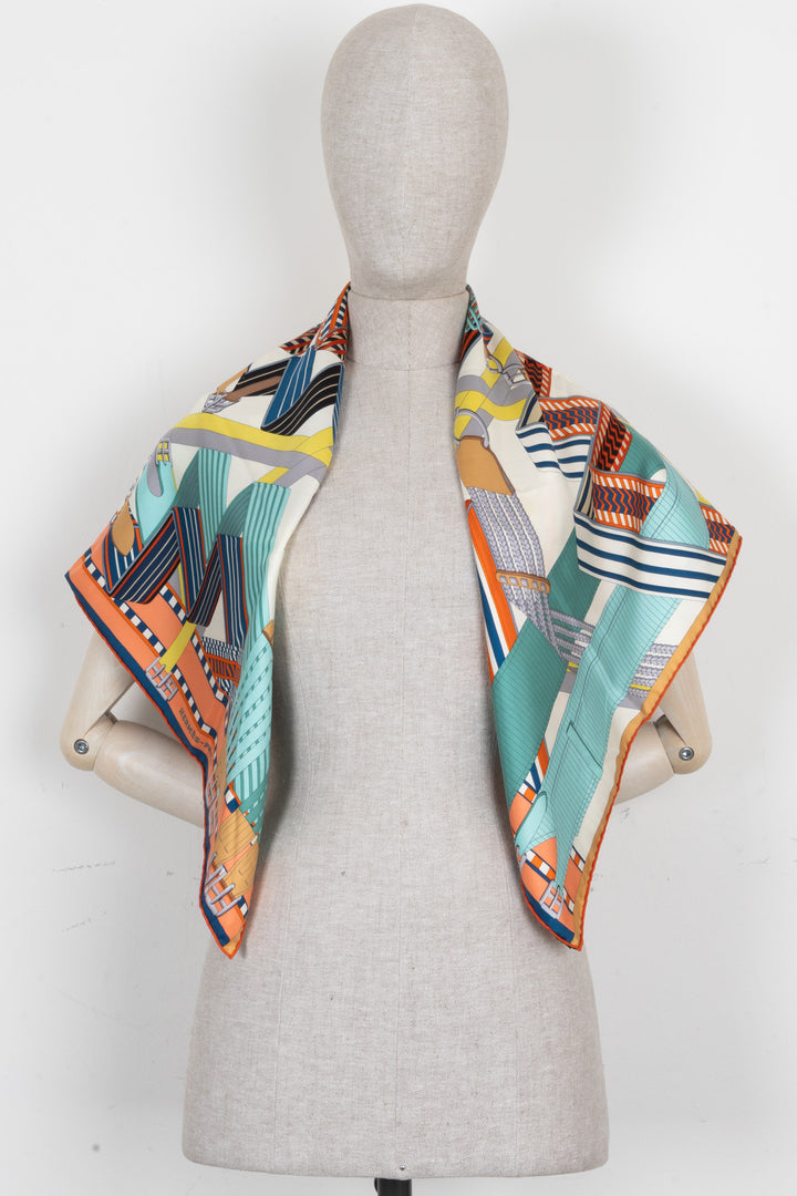 HERMÈS Carré 90 Sangles en zigzag en soie multicolore