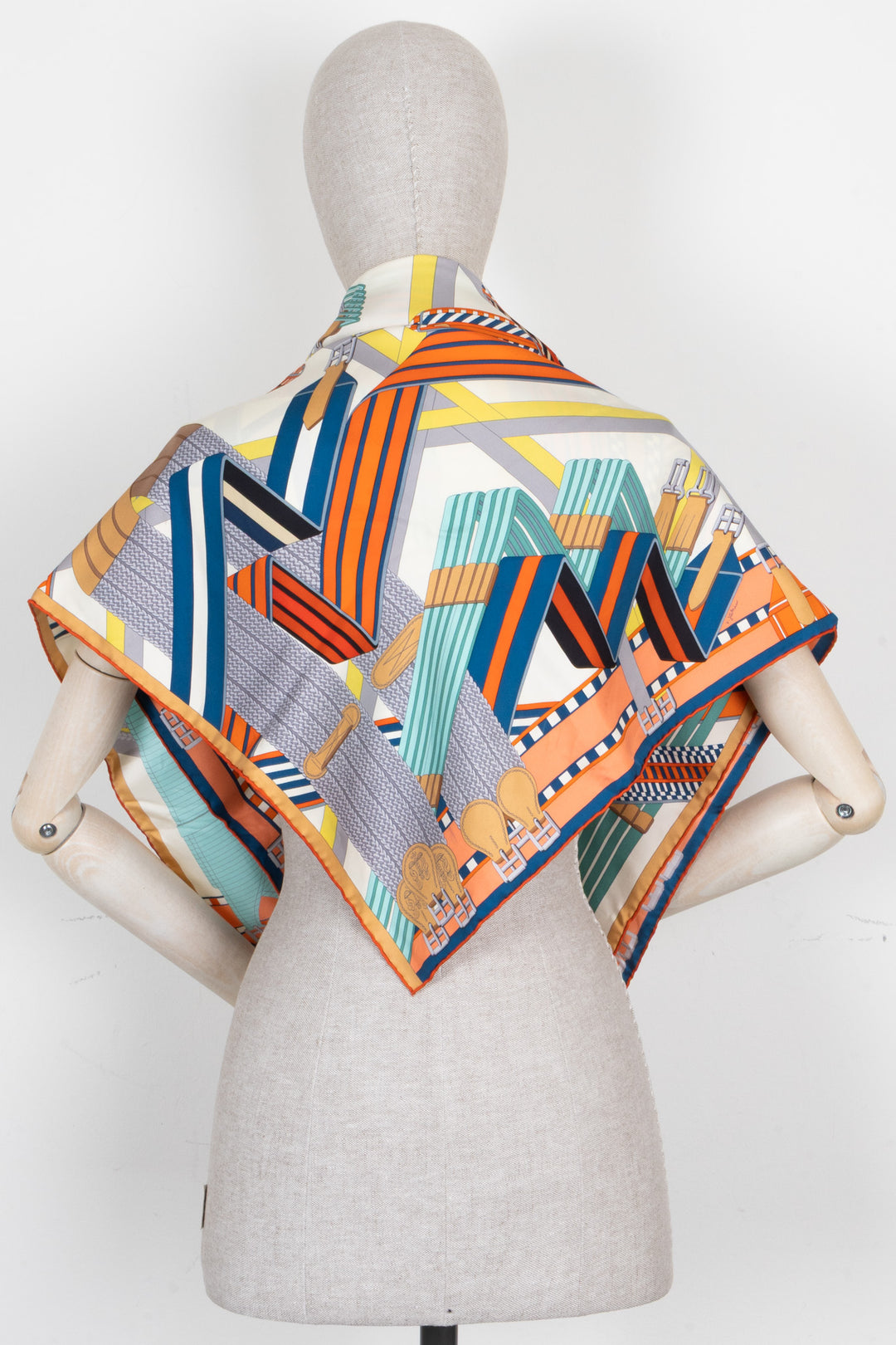 HERMÈS Carré 90 Sangles en zigzag en soie multicolore