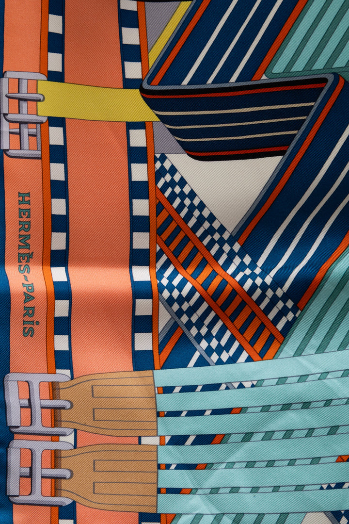 HERMÈS Carré 90 Sangles en zigzag en soie multicolore