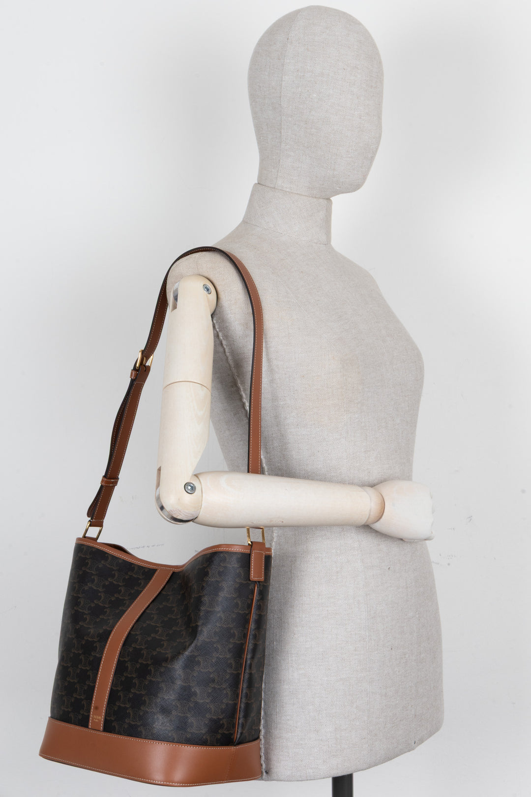 Sac seau CELINE Triomphe en toile marron