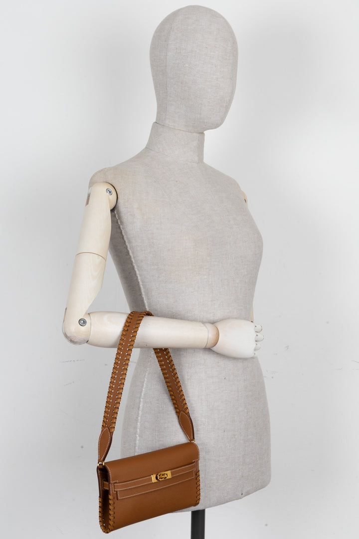 HERMÈS Kelly To Go Tressage en cuir Epsom Gold Sésame