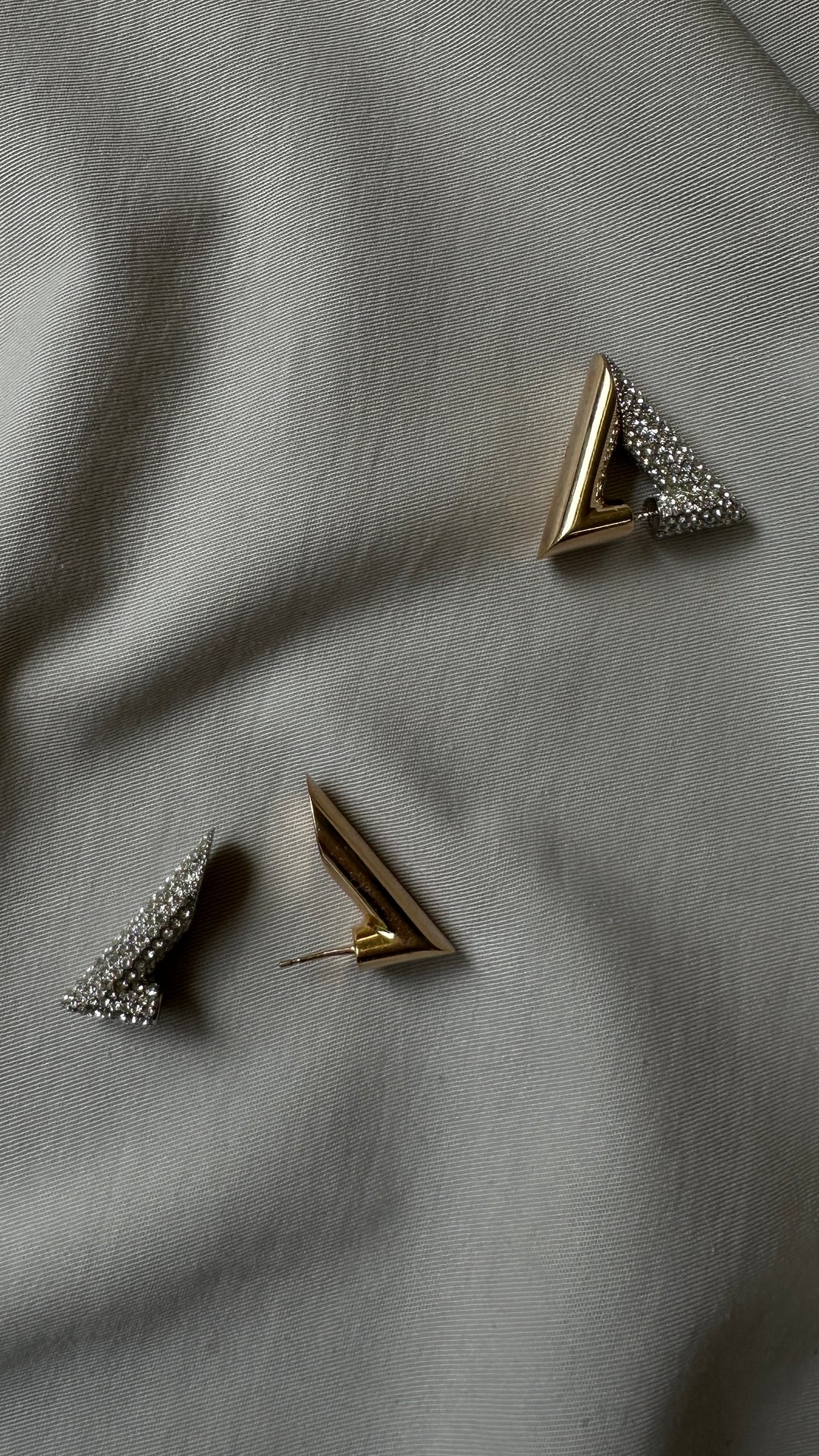 Boucles d'oreilles magnétiques Volt LOUIS VUITTON avec strass dorés