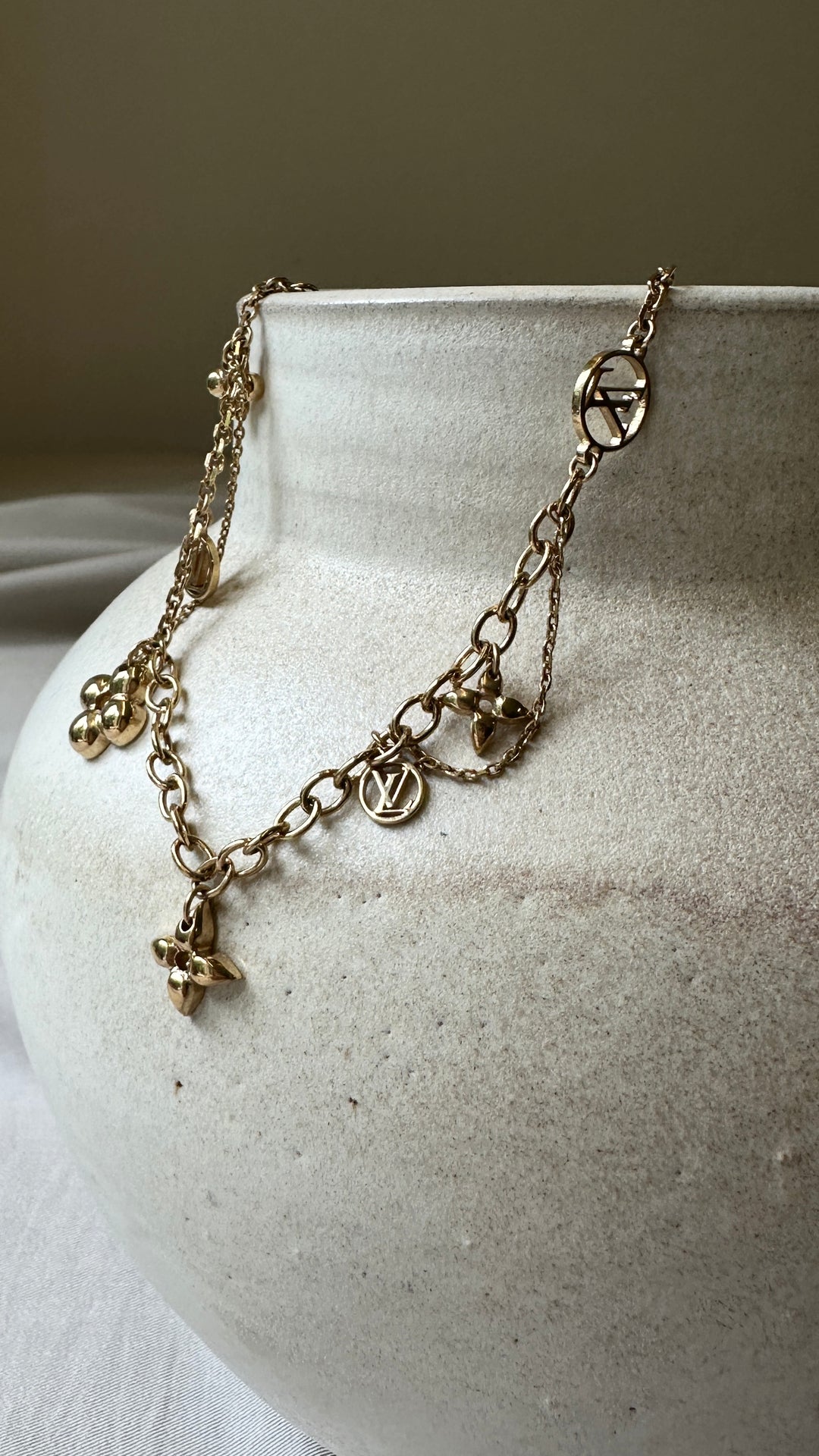 LOUIS VUITTON Blooming Monogram Necklace Gold
