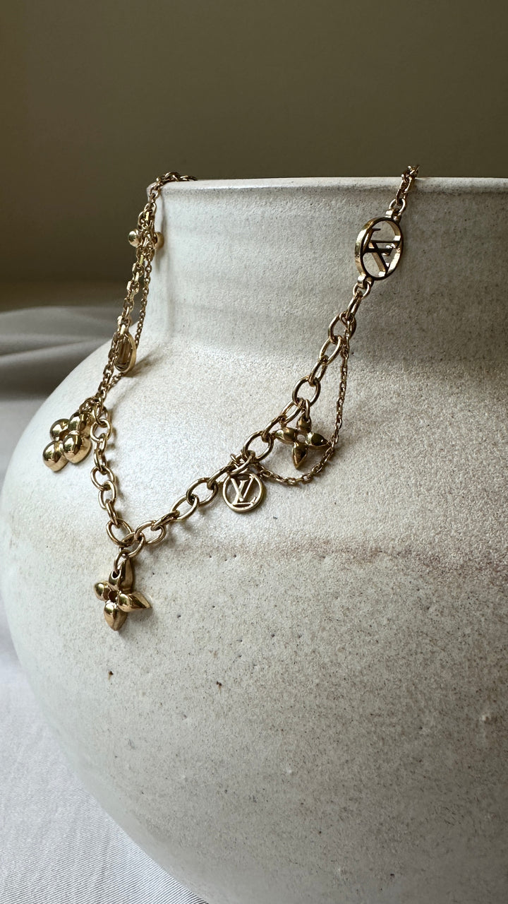 LOUIS VUITTON Blooming Monogram Necklace Gold