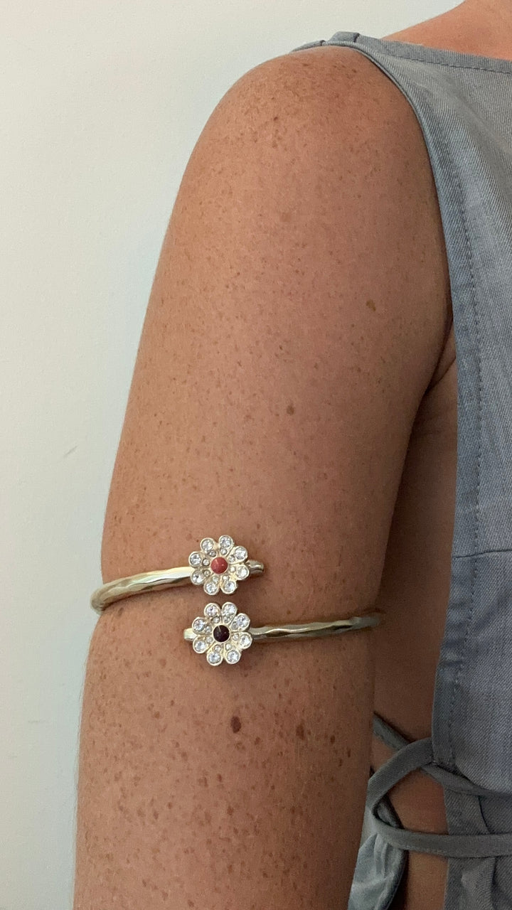 CHANEL 2018 Manchette Fleur Champagne
