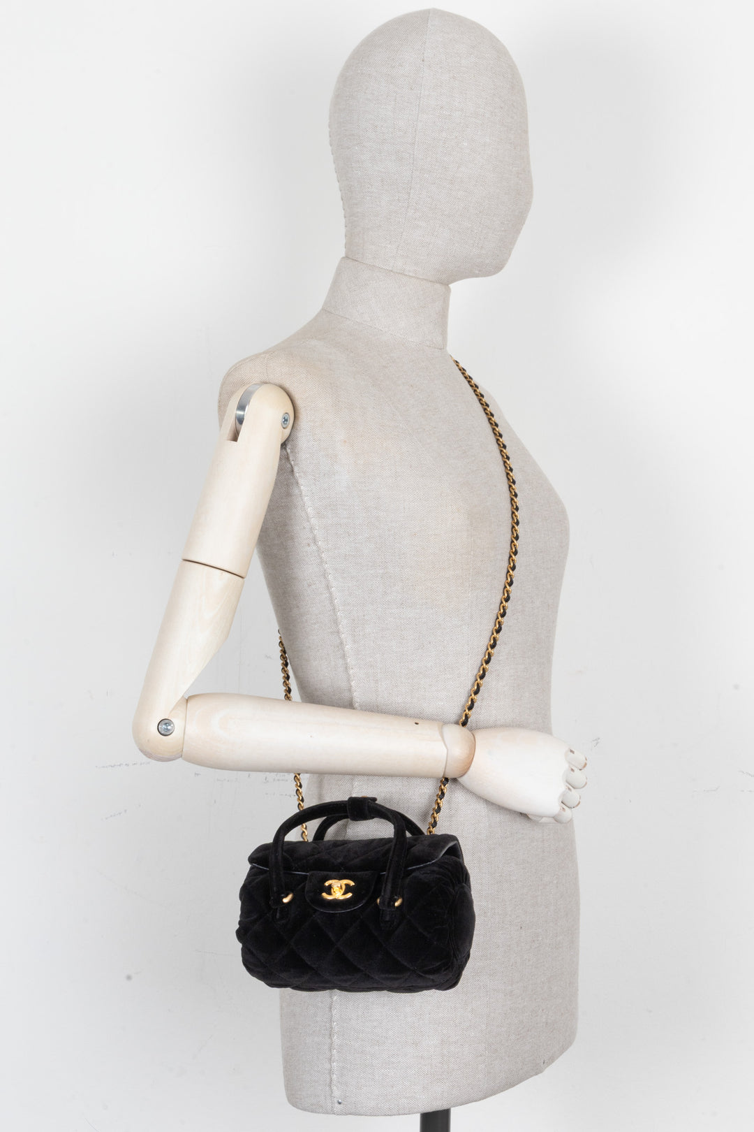 Sac Micro Bowling CHANEL en velours noir