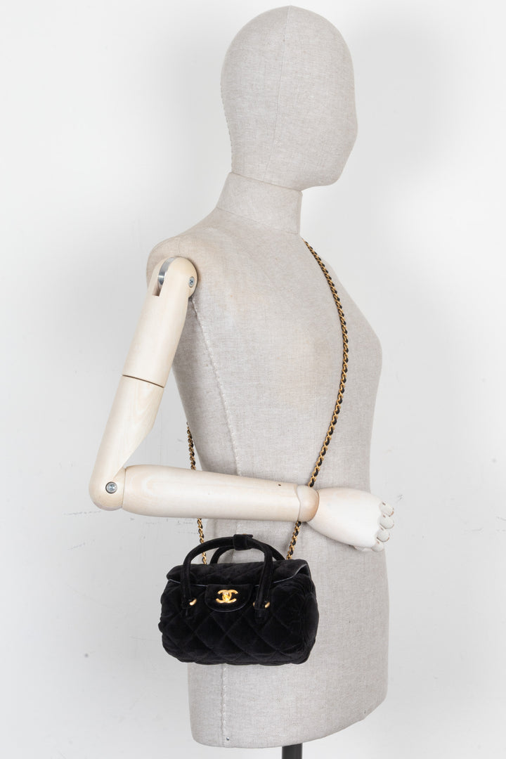Sac Micro Bowling CHANEL en velours noir