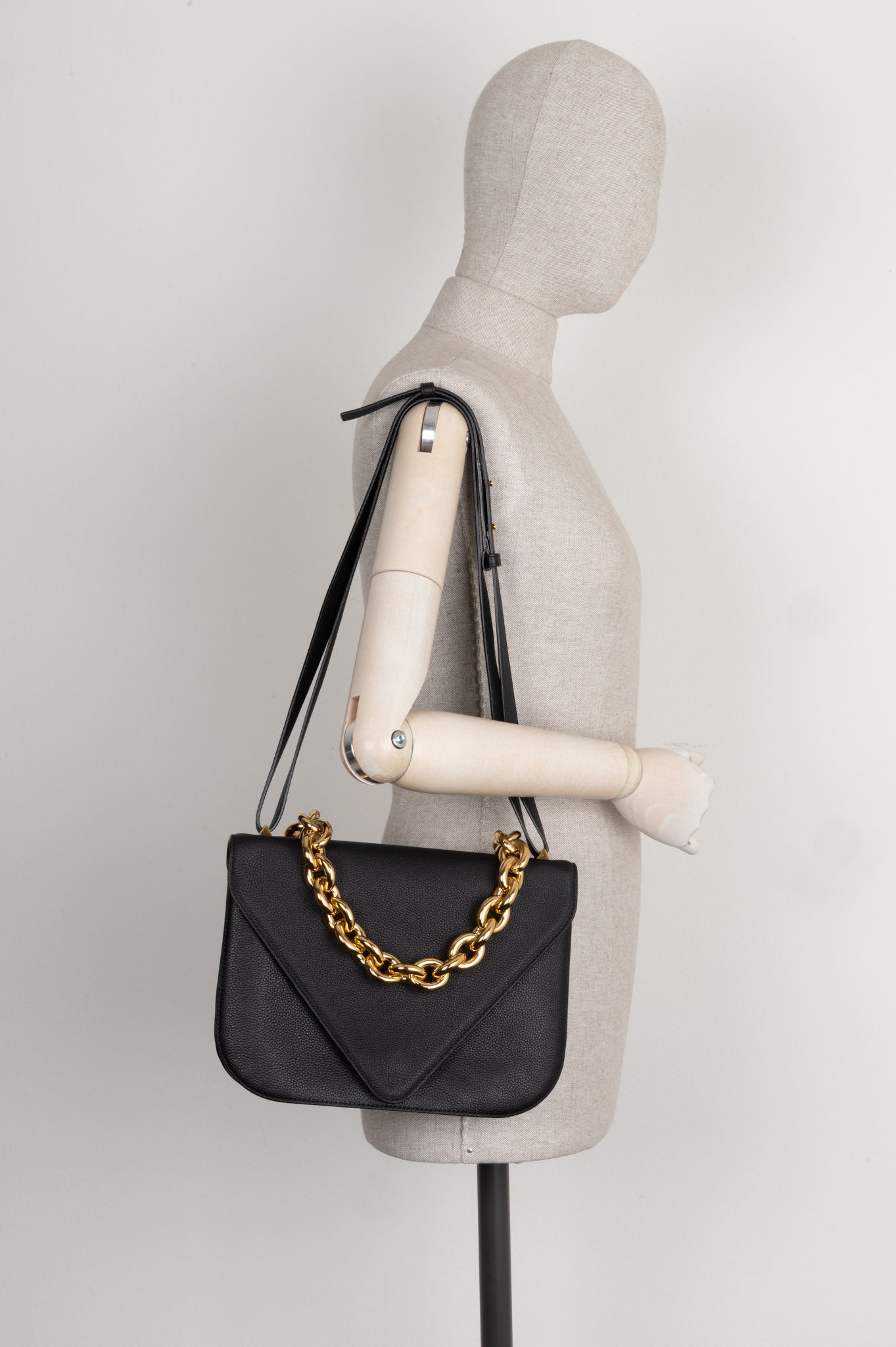 BOTTEGA VENETA Mount Shoulder Bag Black – REAWAKE