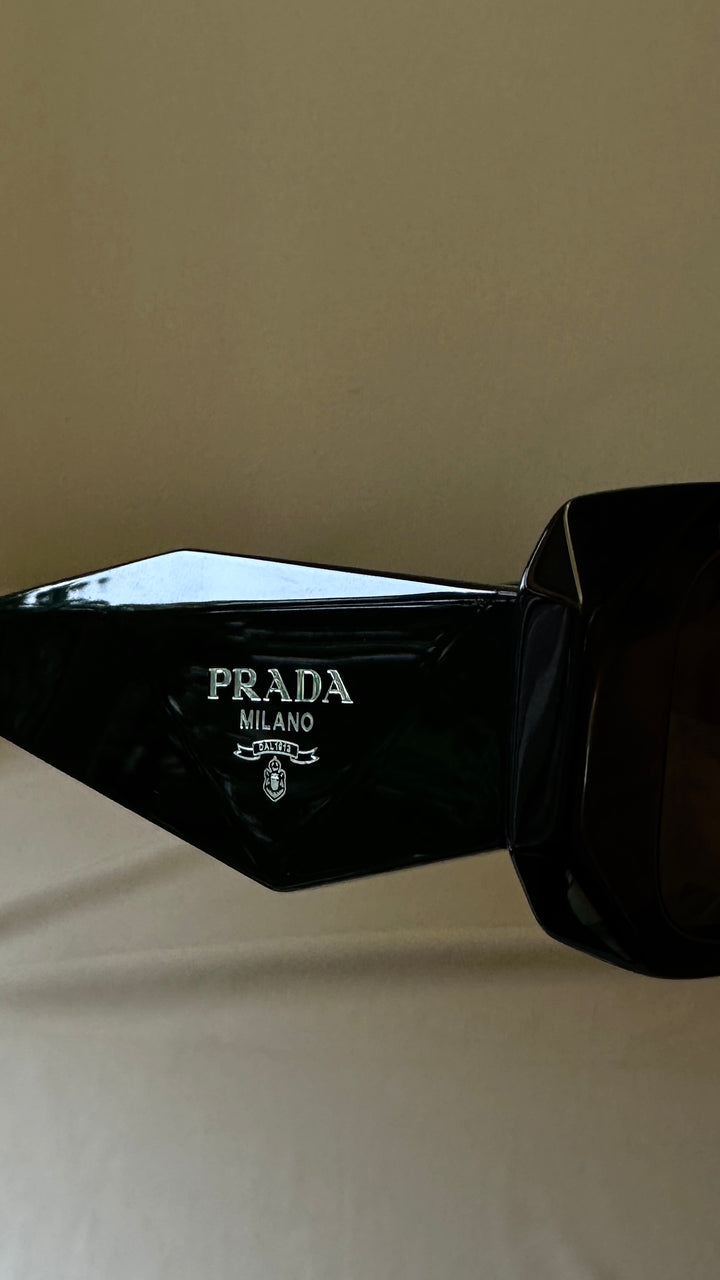 Lunettes de soleil PRADA noires SPR17W