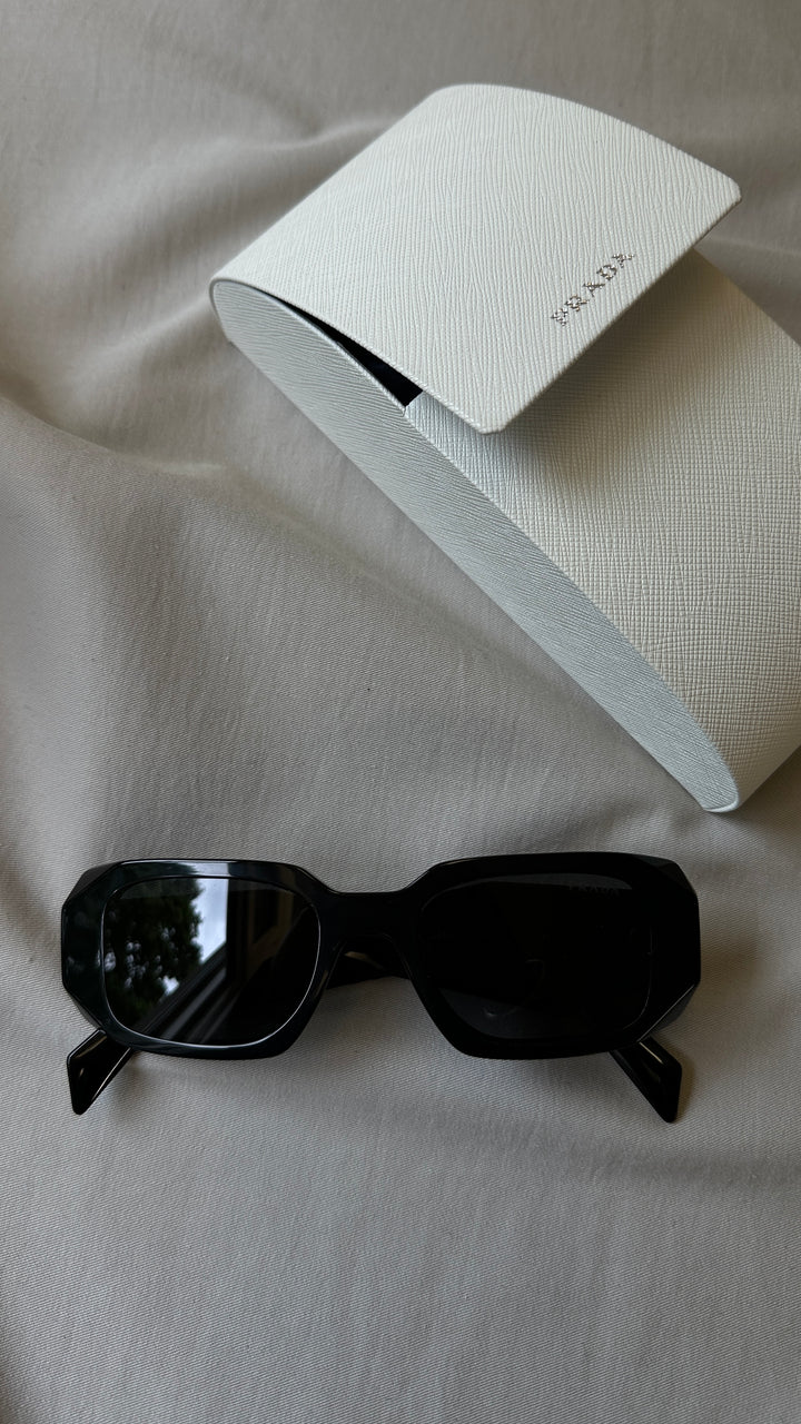 Lunettes de soleil PRADA noires SPR17W