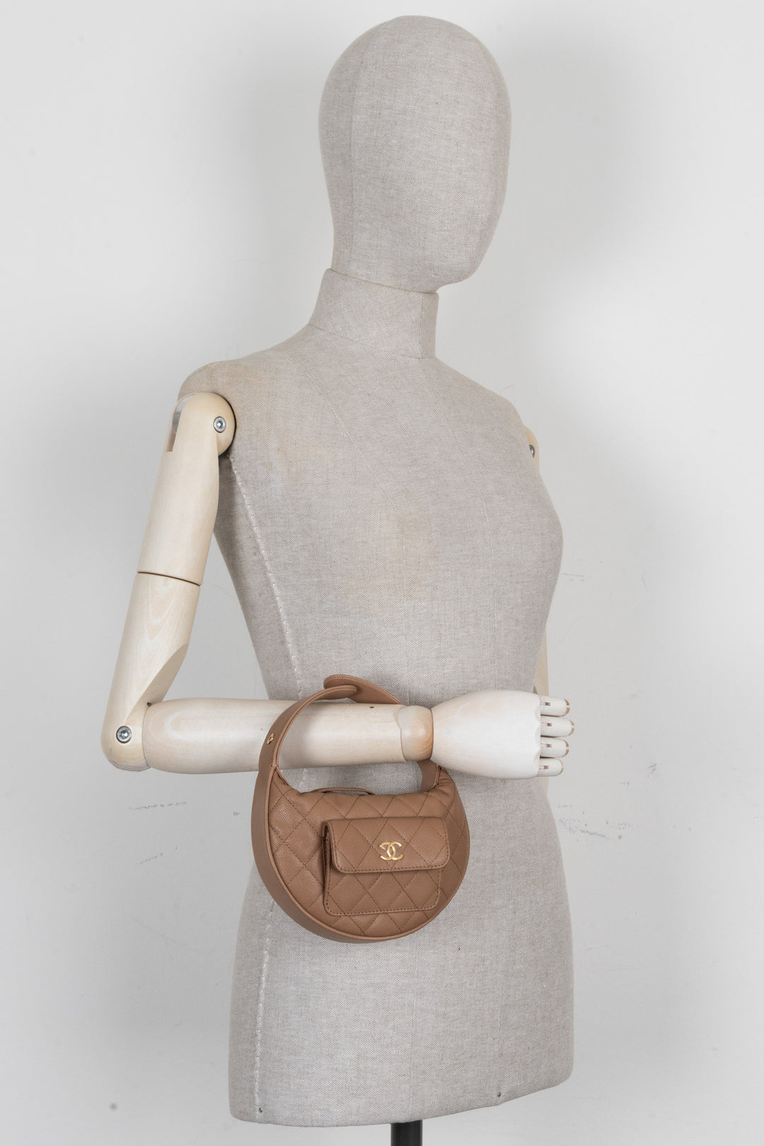 Pochette CHANEL Polly Pocket en cuir caviar beige