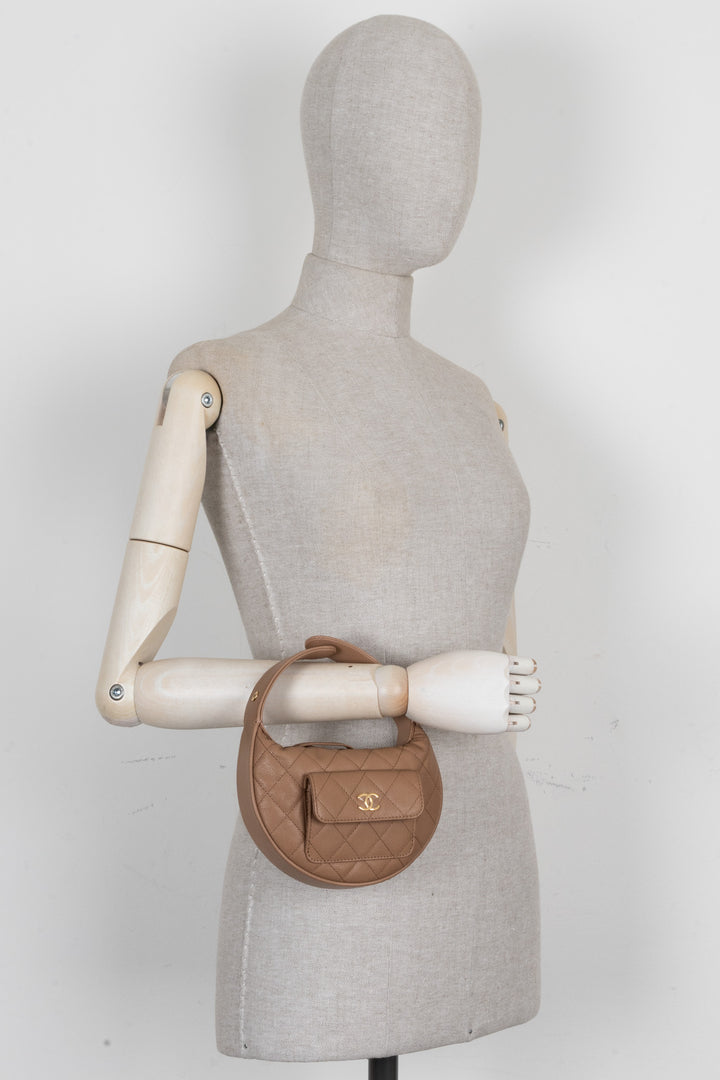 Pochette CHANEL Polly Pocket en cuir caviar beige