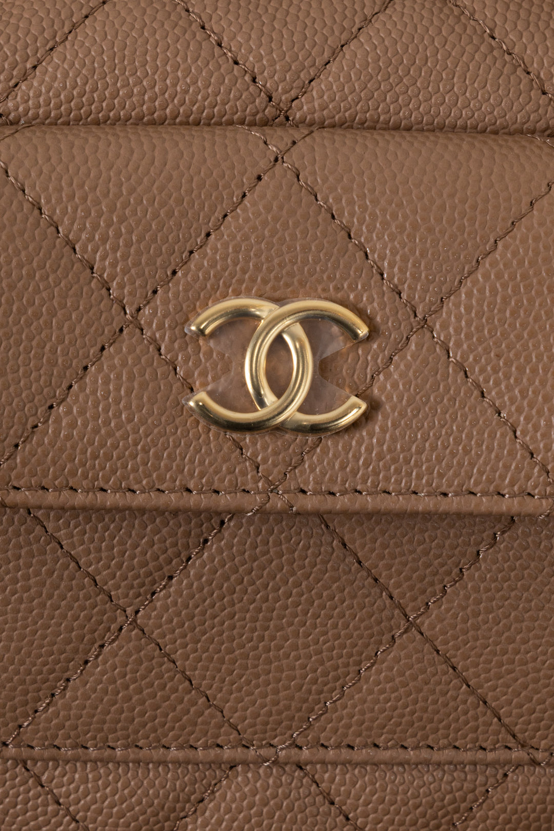Pochette CHANEL Polly Pocket en cuir caviar beige