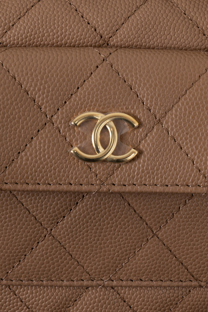 Pochette CHANEL Polly Pocket en cuir caviar beige
