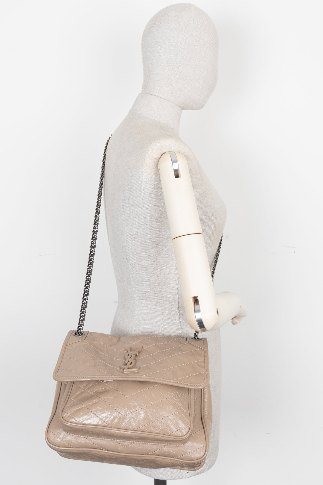 SAINT LAURENT Sac bandoulière Niki moyen couleur fauve