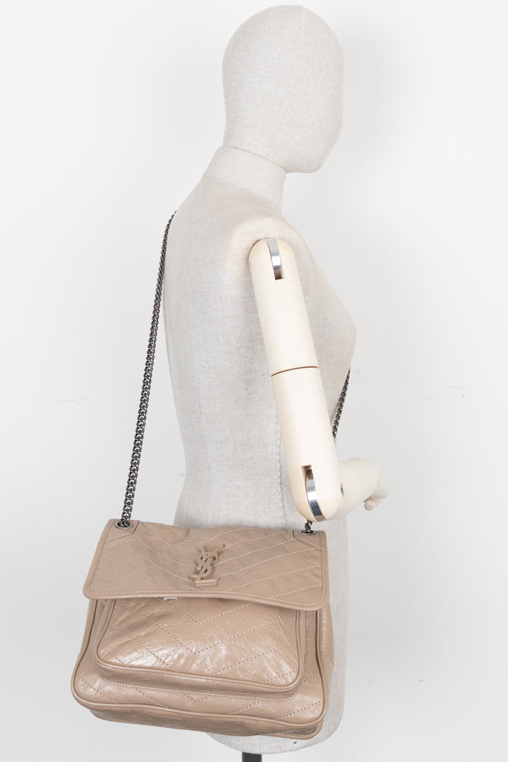 SAINT LAURENT Sac bandoulière Niki moyen couleur fauve