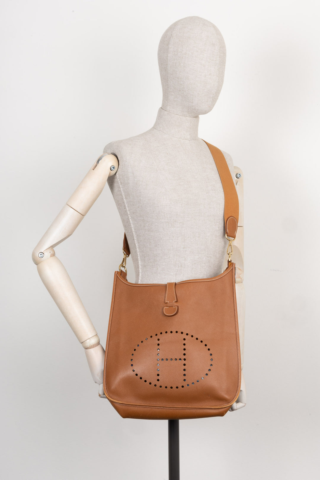 HERMÈS Evelyne Bag GM Courcheval Gold – REAWAKE - Main Image