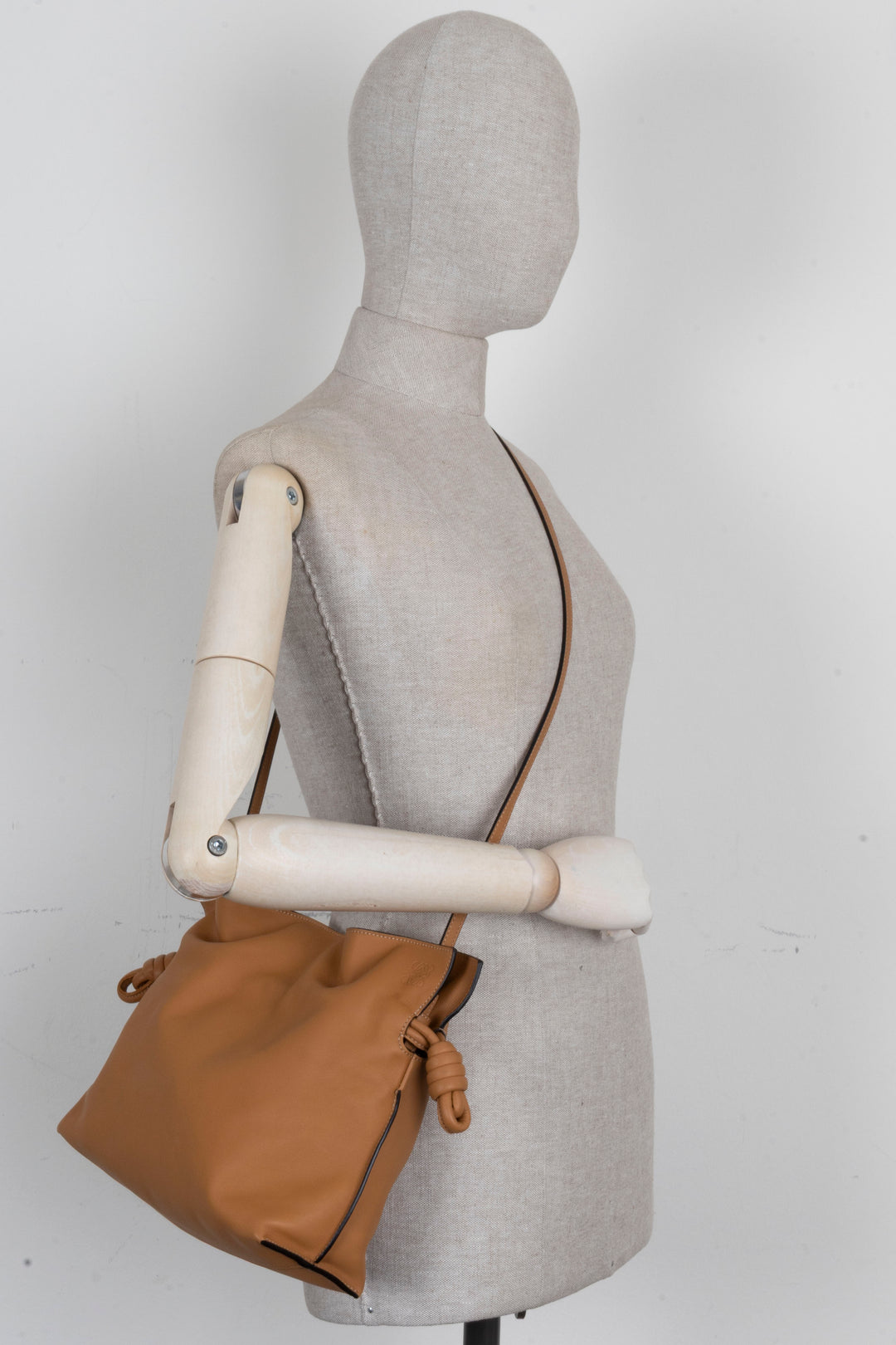 Pochette Flamenco Medium LOEWE en cuir de veau tabac