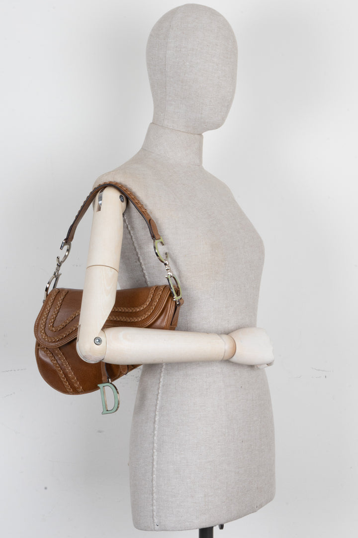 Sac Saddle vintage tressé CHRISTIAN DIOR en cuir marron