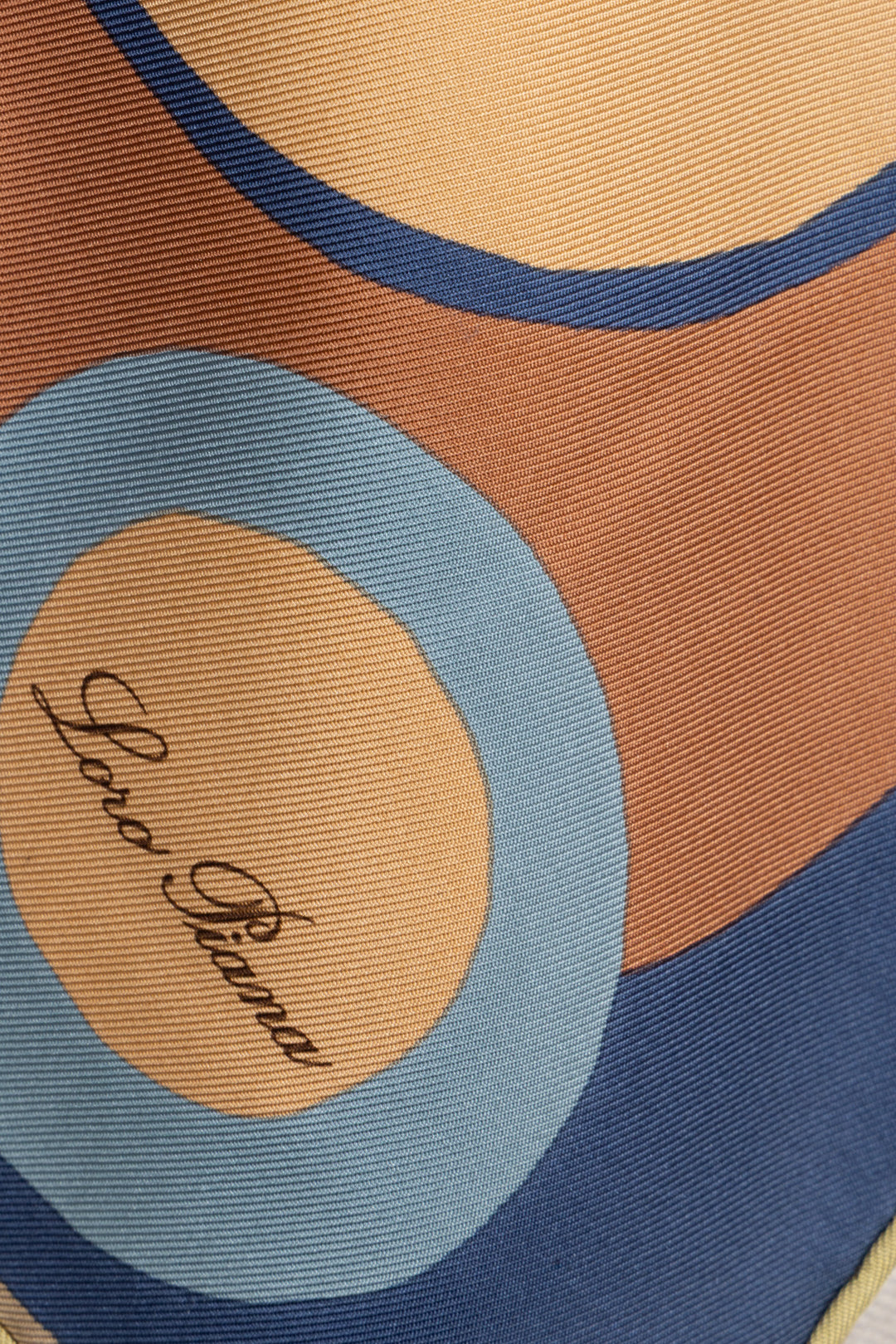 Foulard LORO PIANA Circle Print 90 en soie marron