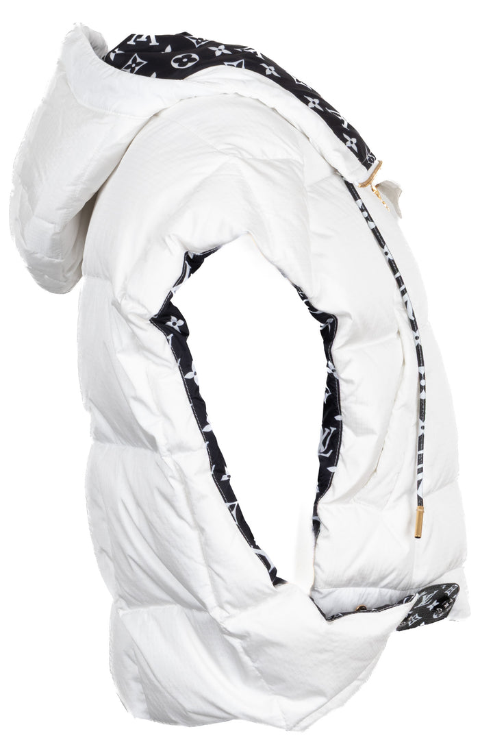 Doudoune courte à capuche en nylon doublée du motif Monogram LOUIS VUITTON Blanc