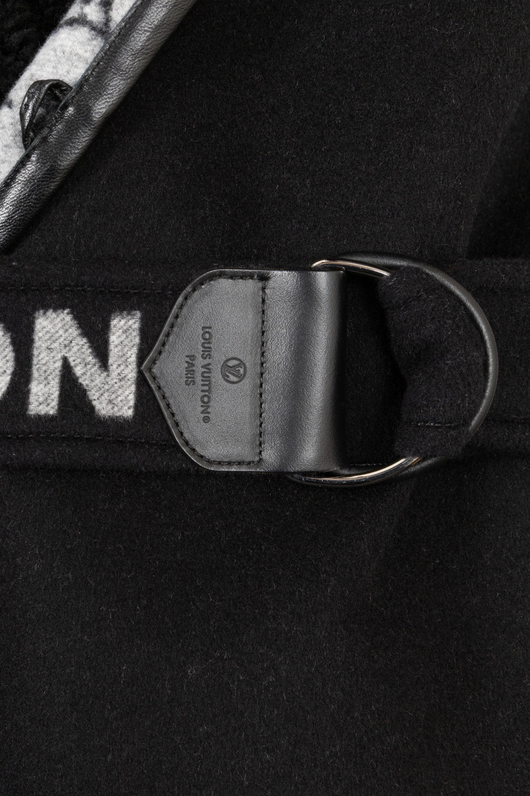 Manteau LOUIS VUITTON à col châle et ceinture en peau lainée noir