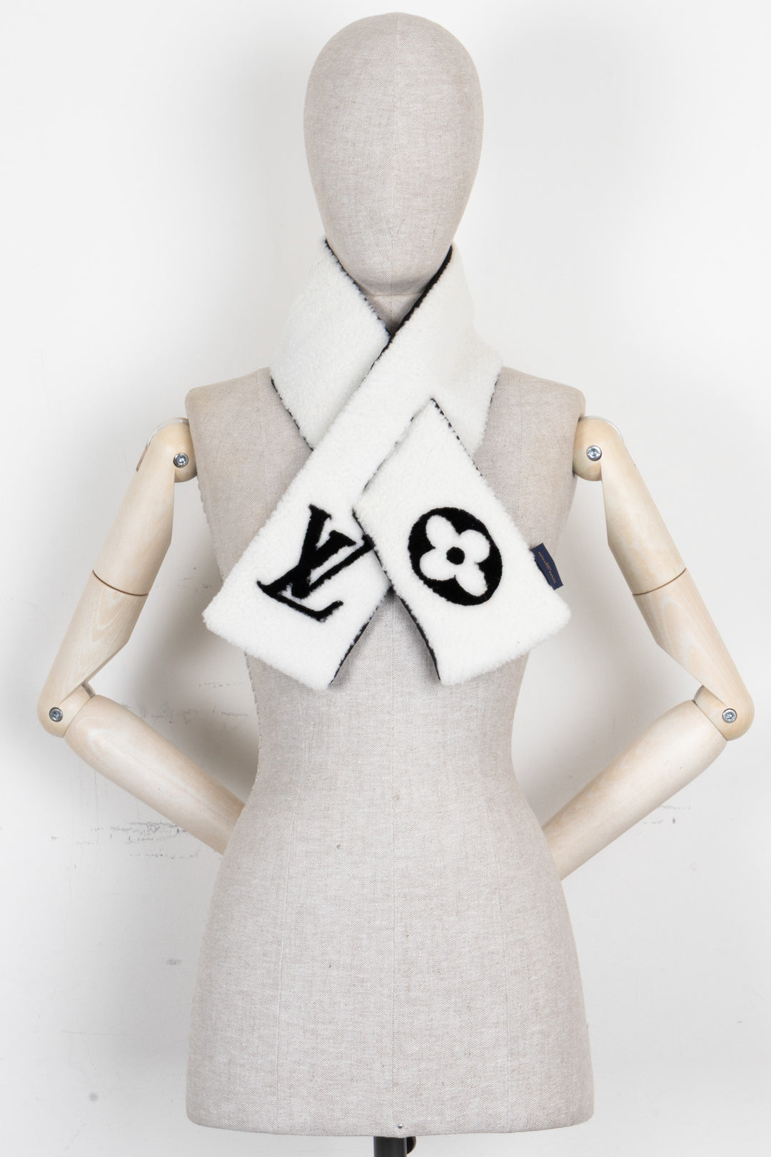LOUIS VUITTON Tuffetage Scarf Shearling White