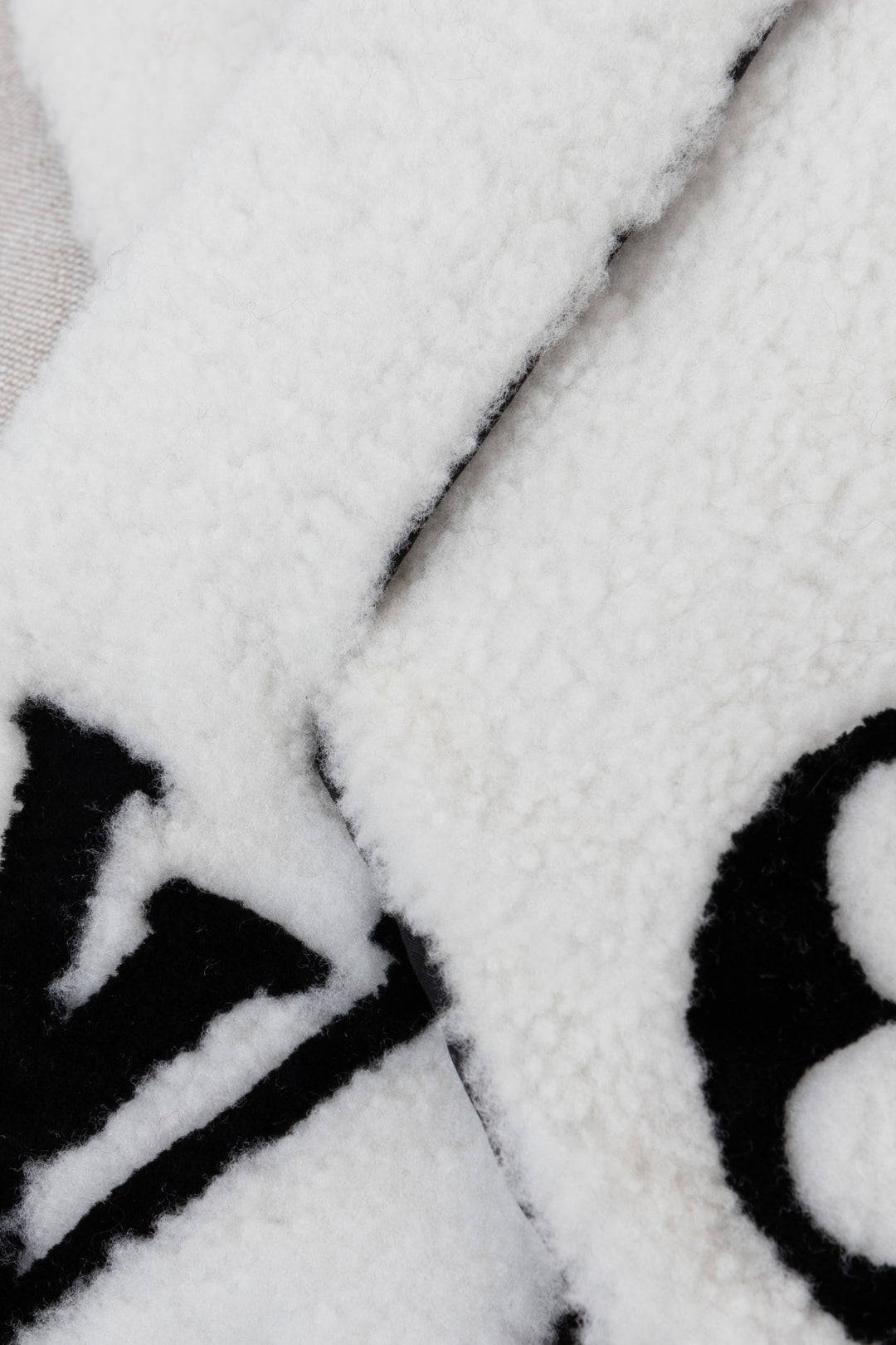 LOUIS VUITTON Tuffetage Scarf Shearling White
