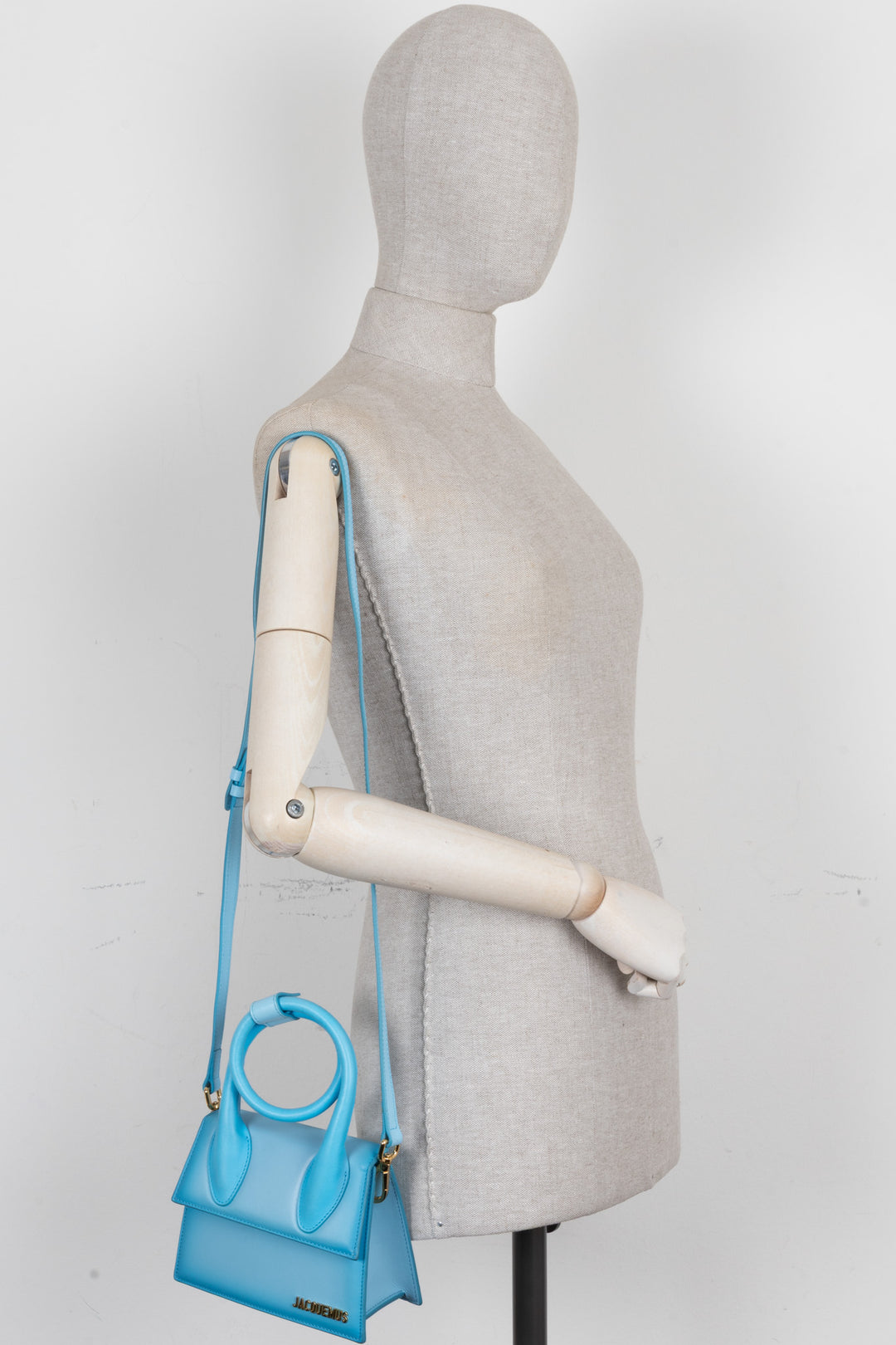 JACQUEMUS Sac Le Chiquito en cuir bleu radieux
