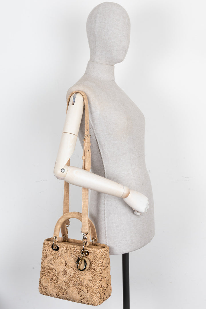 SAC LADY DIOR MEDIUM À FLEURS 3D EN RAFIA BEIGE CHRISTIAN DIOR