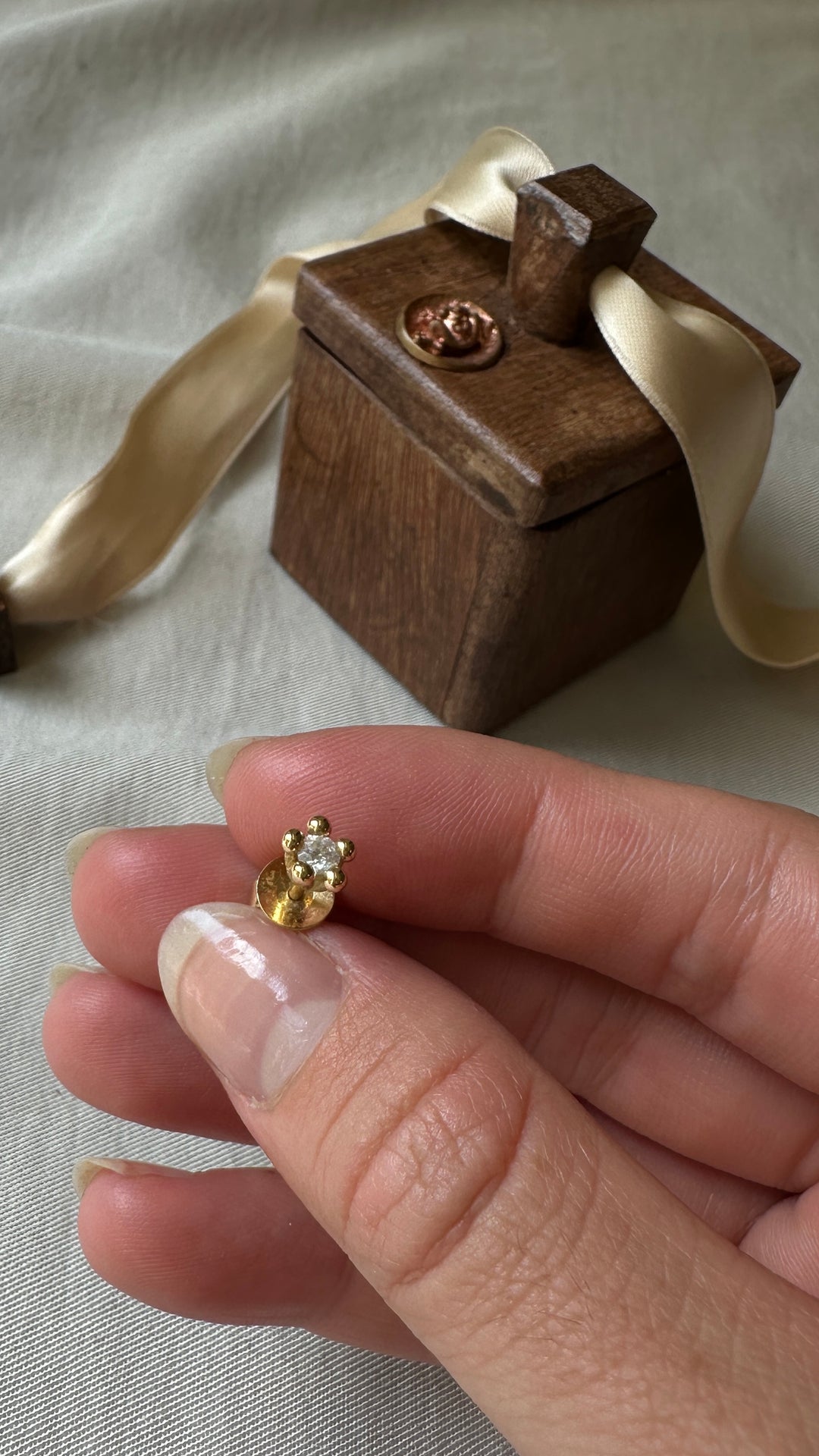 LES MILLIONNAIRES Froschkönig Solitaire Earrings Yellow Gold Diamond