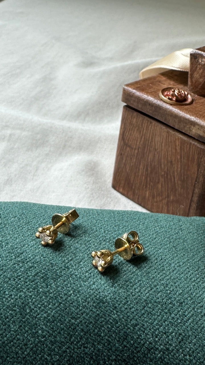 LES MILLIONNAIRES Froschkönig Solitaire Earrings Yellow Gold Diamond