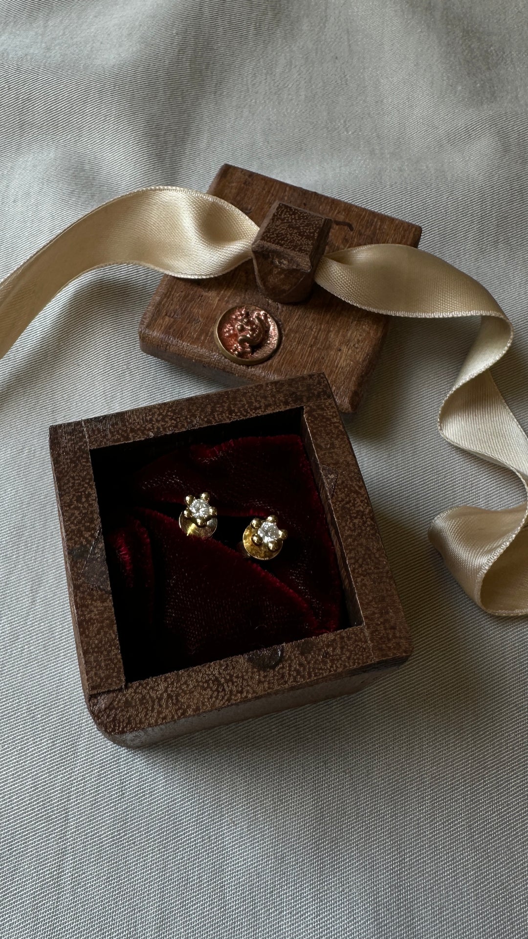 LES MILLIONNAIRES Froschkönig Solitaire Earrings Yellow Gold Diamond
