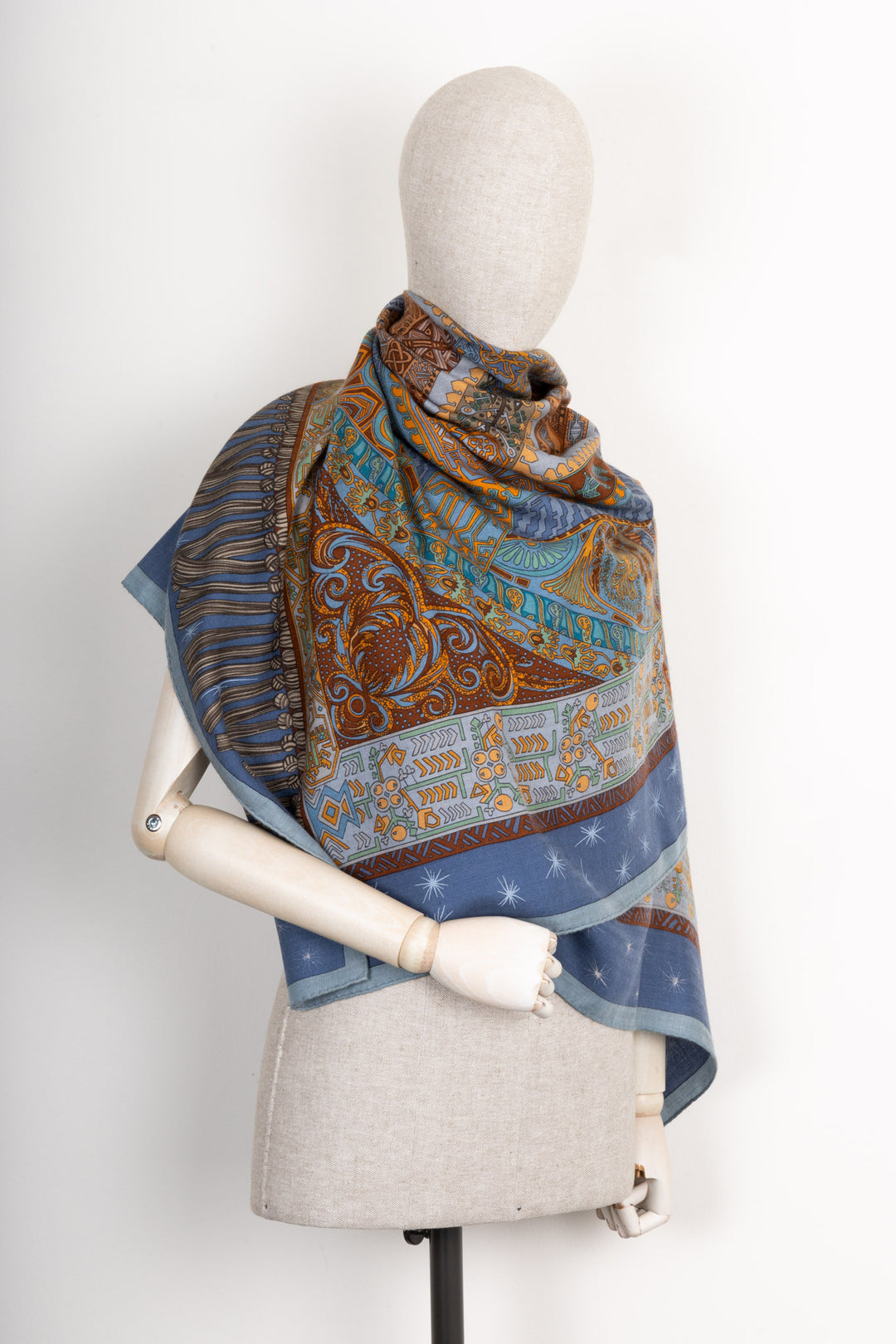 HERMÈS Sur un Tapis Volant Scarf Cashmere 140cm – REAWAKE