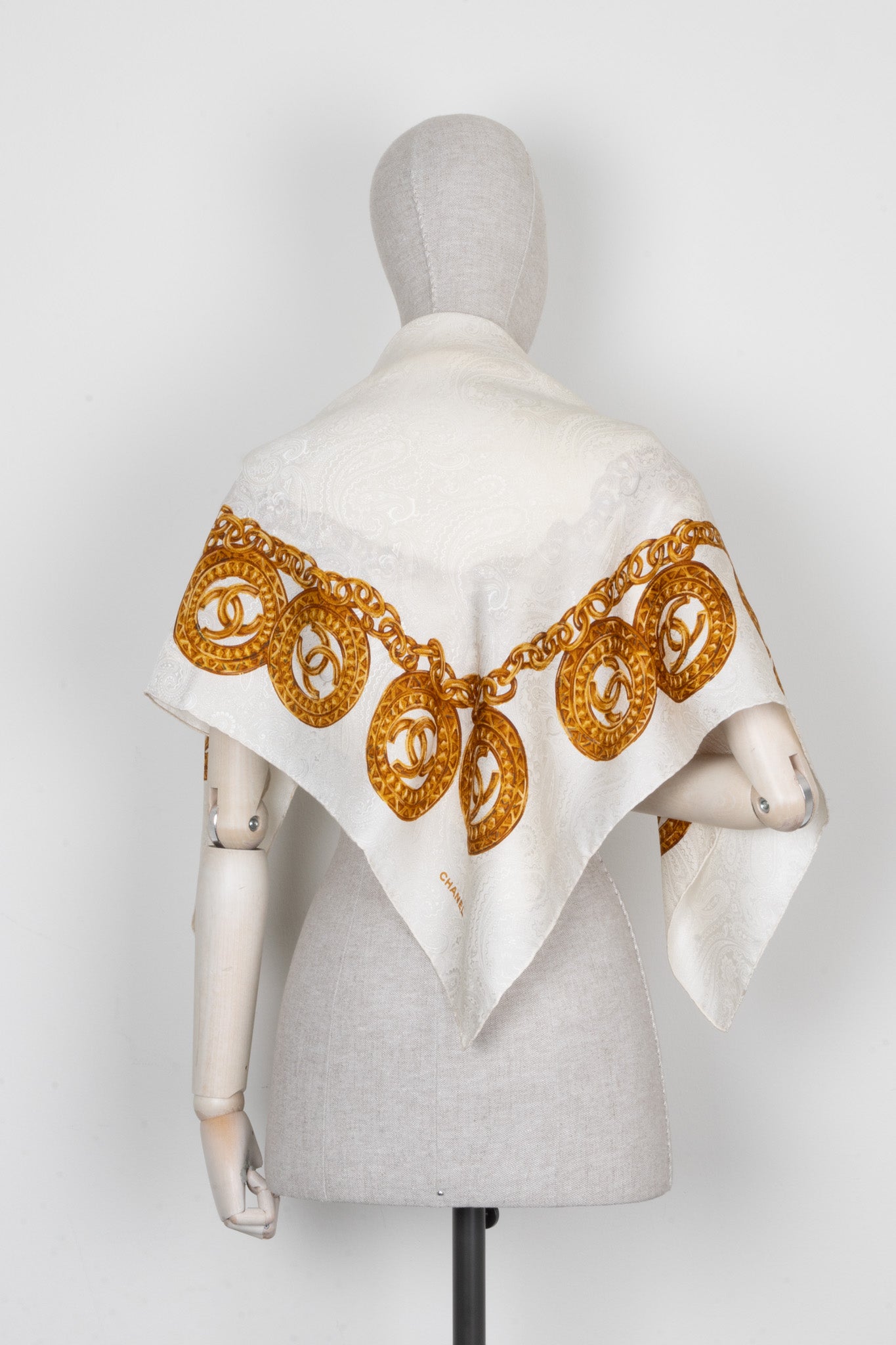 CHANEL Vintage Scarf 90 Silk Chain White – REAWAKE