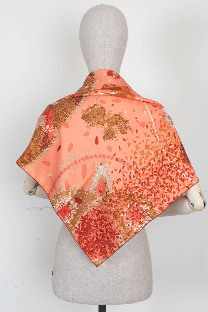 HERMÈS Carré 90 Offrandes Du Jour en soie rose