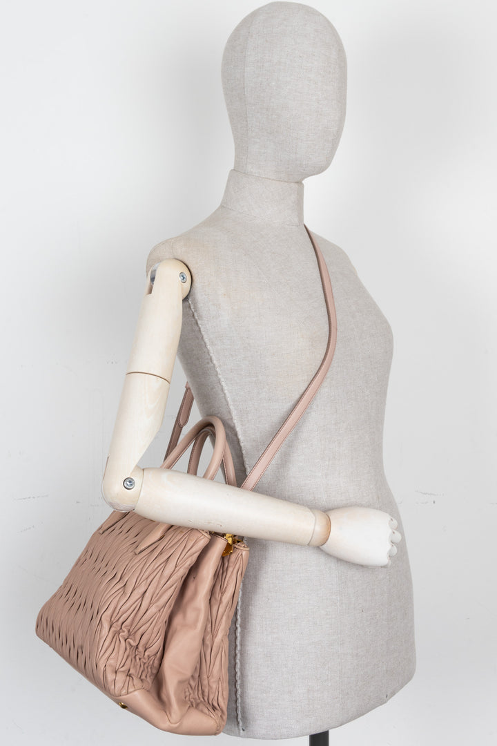 Sac cabas MIU MIU en cuir nappa matelassé rose