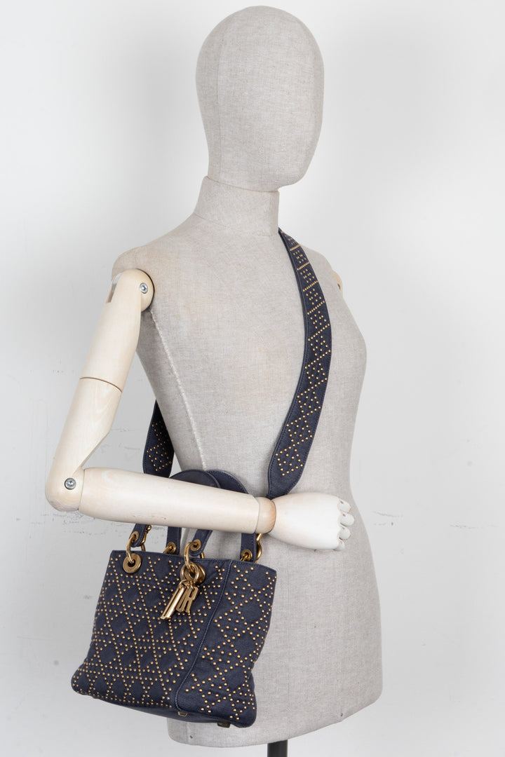 CHRISTIAN DIOR Lady Dior Medium en jean bleu à clous