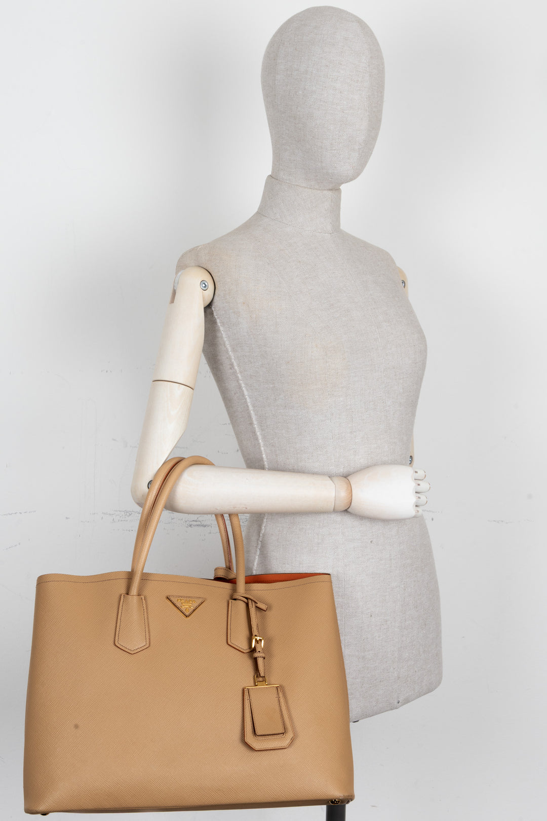 Sac grand modèle Prada Double en cuir Saffiano beige