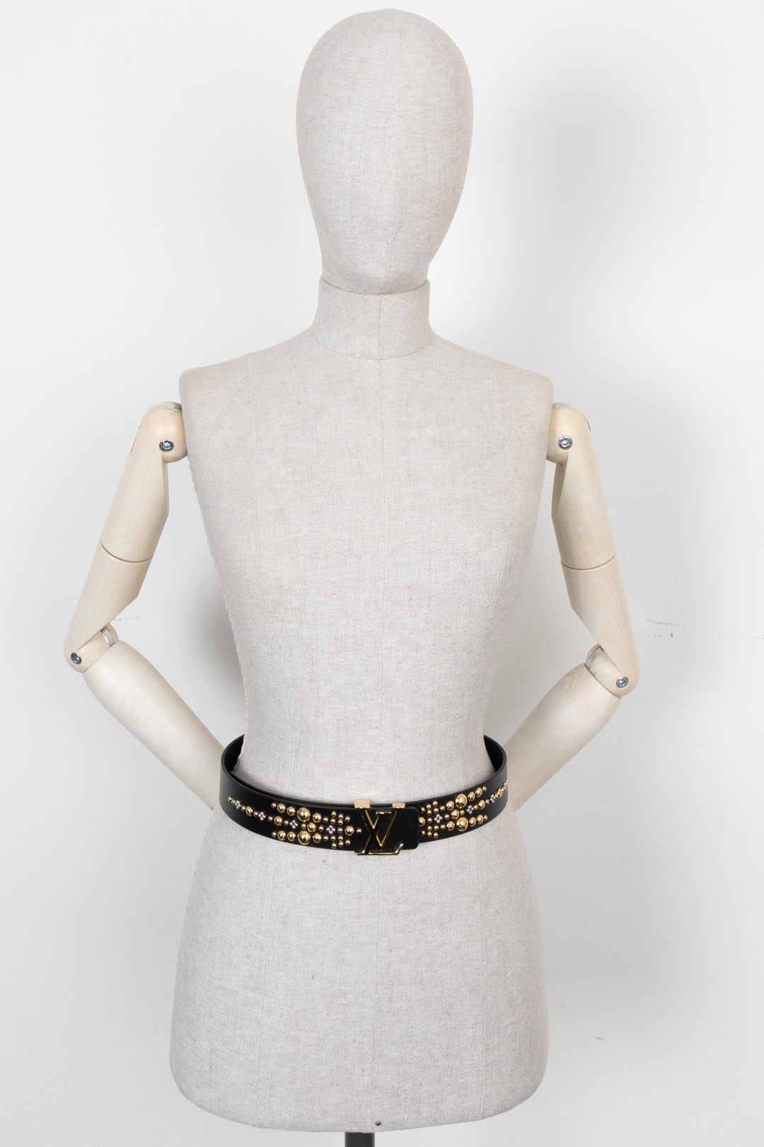 Ceinture LOUIS VUITTON noire à initiales LV cloutées.