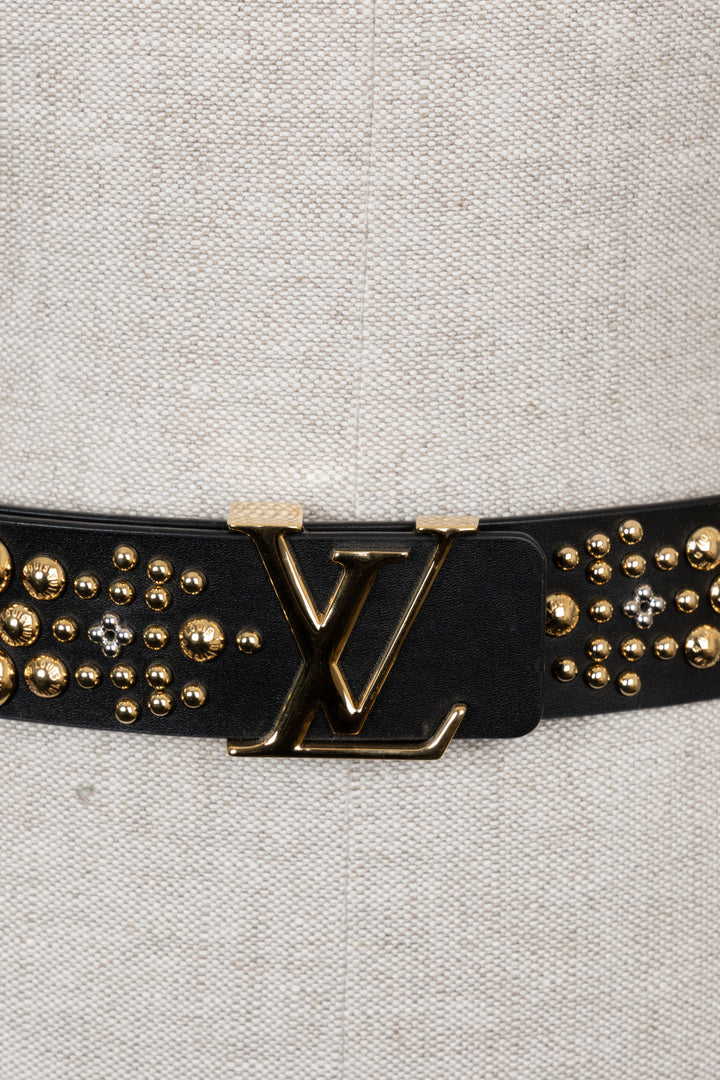 Ceinture LOUIS VUITTON noire à initiales LV cloutées.