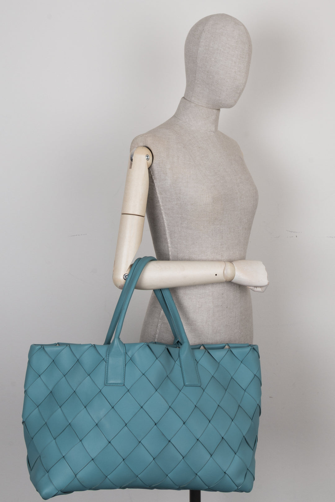 BOTTEGA VENETA Maxi Intreccio Tote Bag Linoleum Plaster