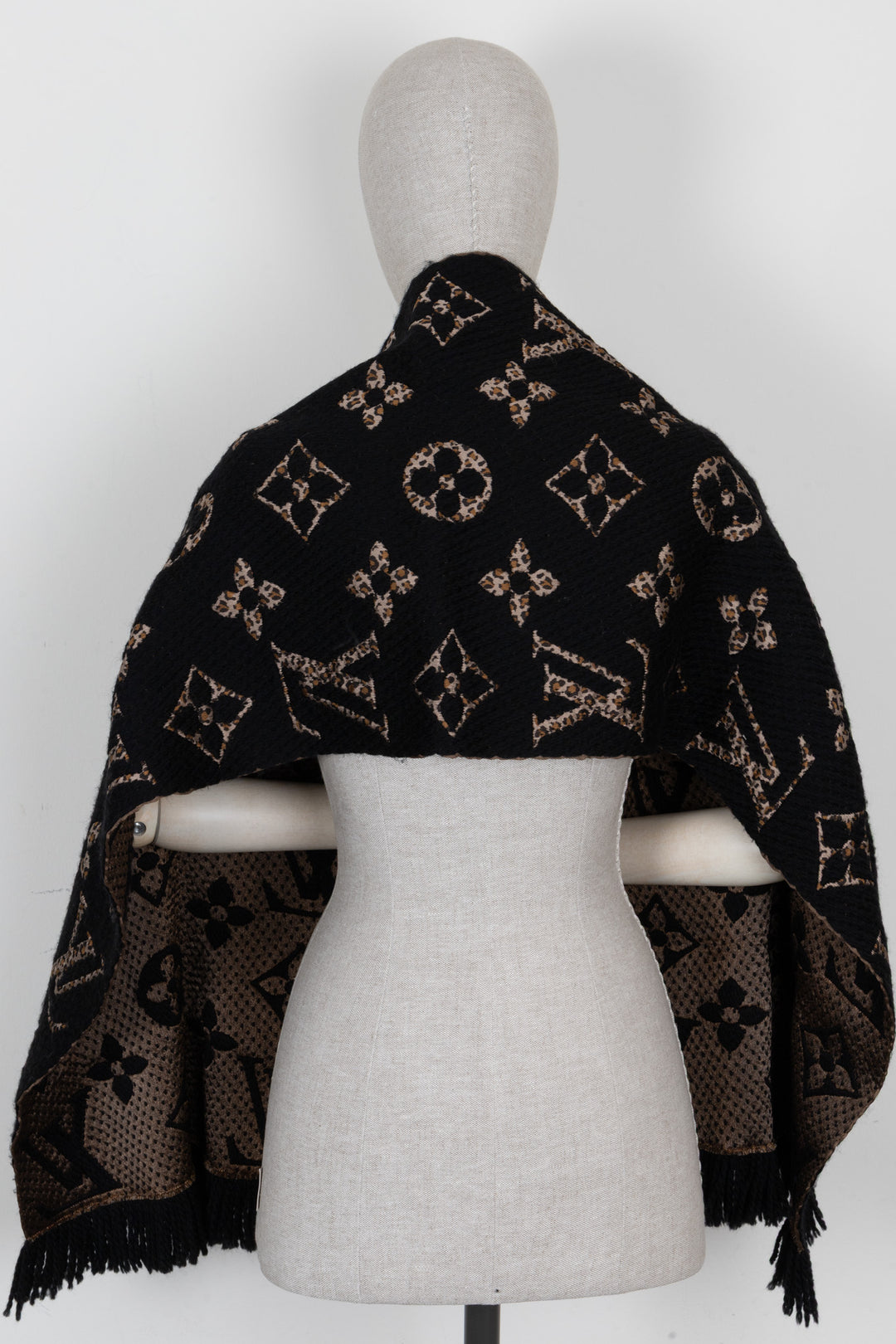 Écharpe Logomania Louis Vuitton motif léopard en laine noir